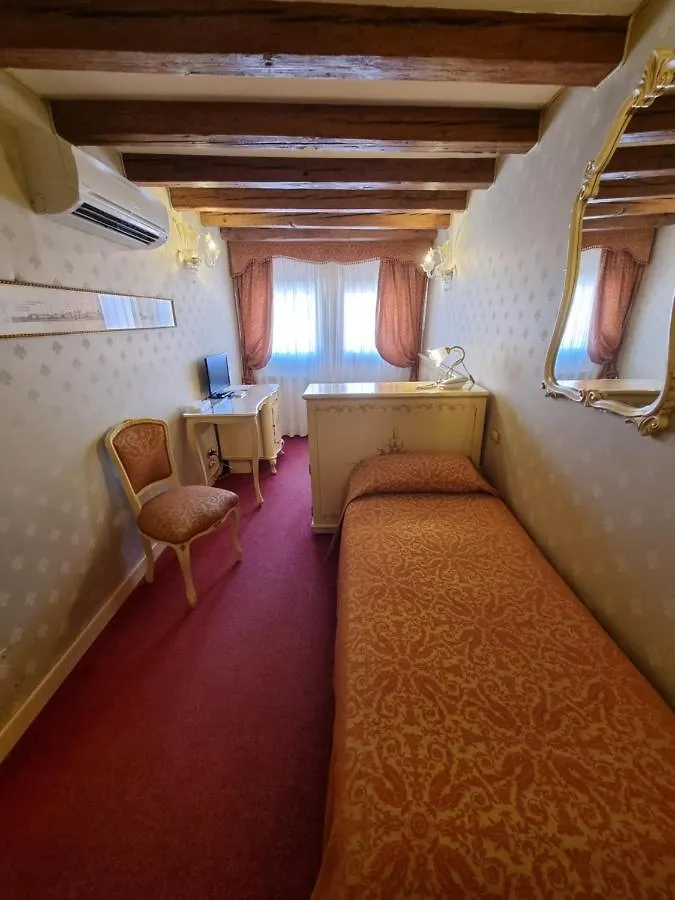 Locanda Al Leon Venice 3*,