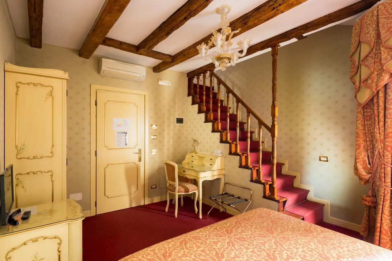 Locanda Al Leon Venice Bed & Breakfast