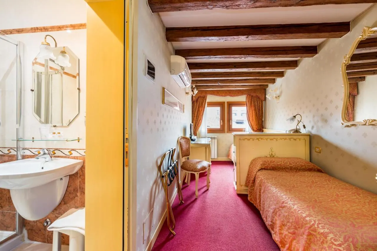 Locanda Al Leon Venice Bed & Breakfast