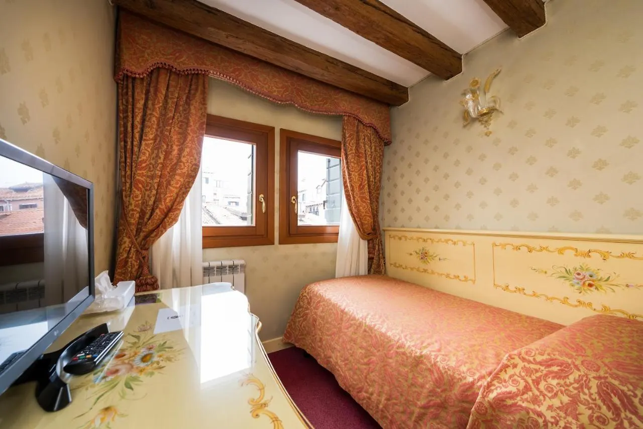 Locanda Al Leon Venice Bed & Breakfast