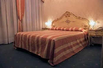Locanda Al Leon Venice Bed & Breakfast
