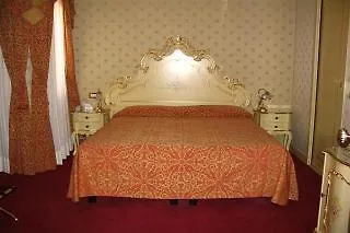 Locanda Al Leon Venice Bed & Breakfast